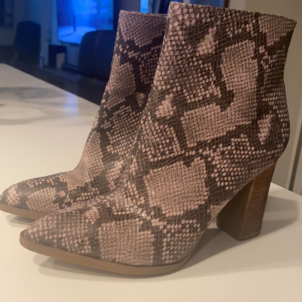 Winter shoes by Carlos Santana